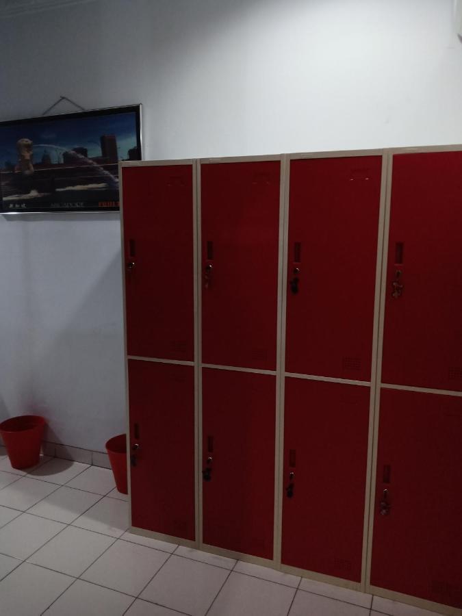 RedDoorz Hostel @ Feliz Noche Cengkareng Yakarta Exterior foto
